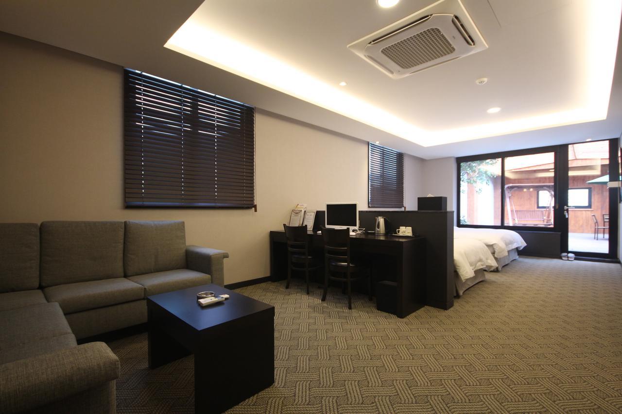 Mbn Hotel Changwon Esterno foto