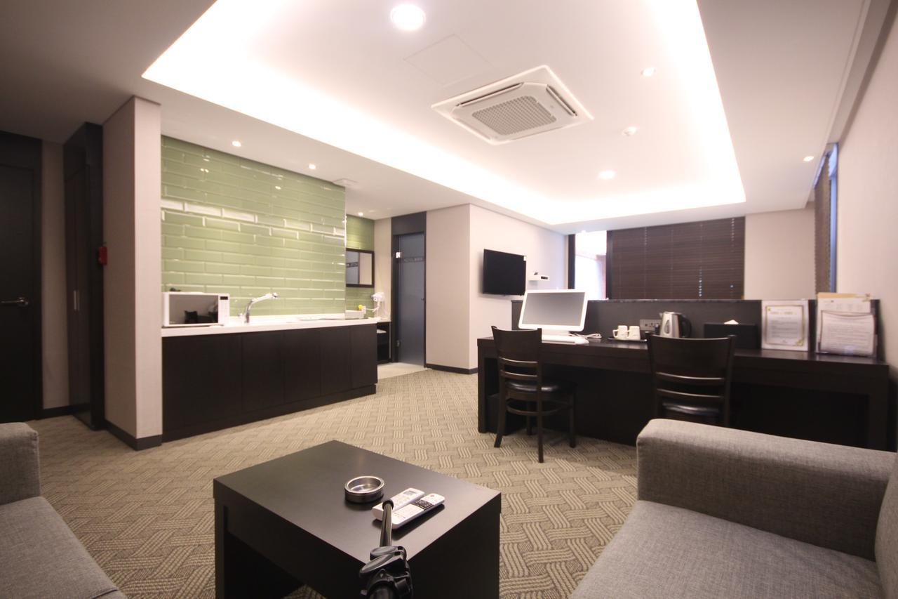 Mbn Hotel Changwon Esterno foto